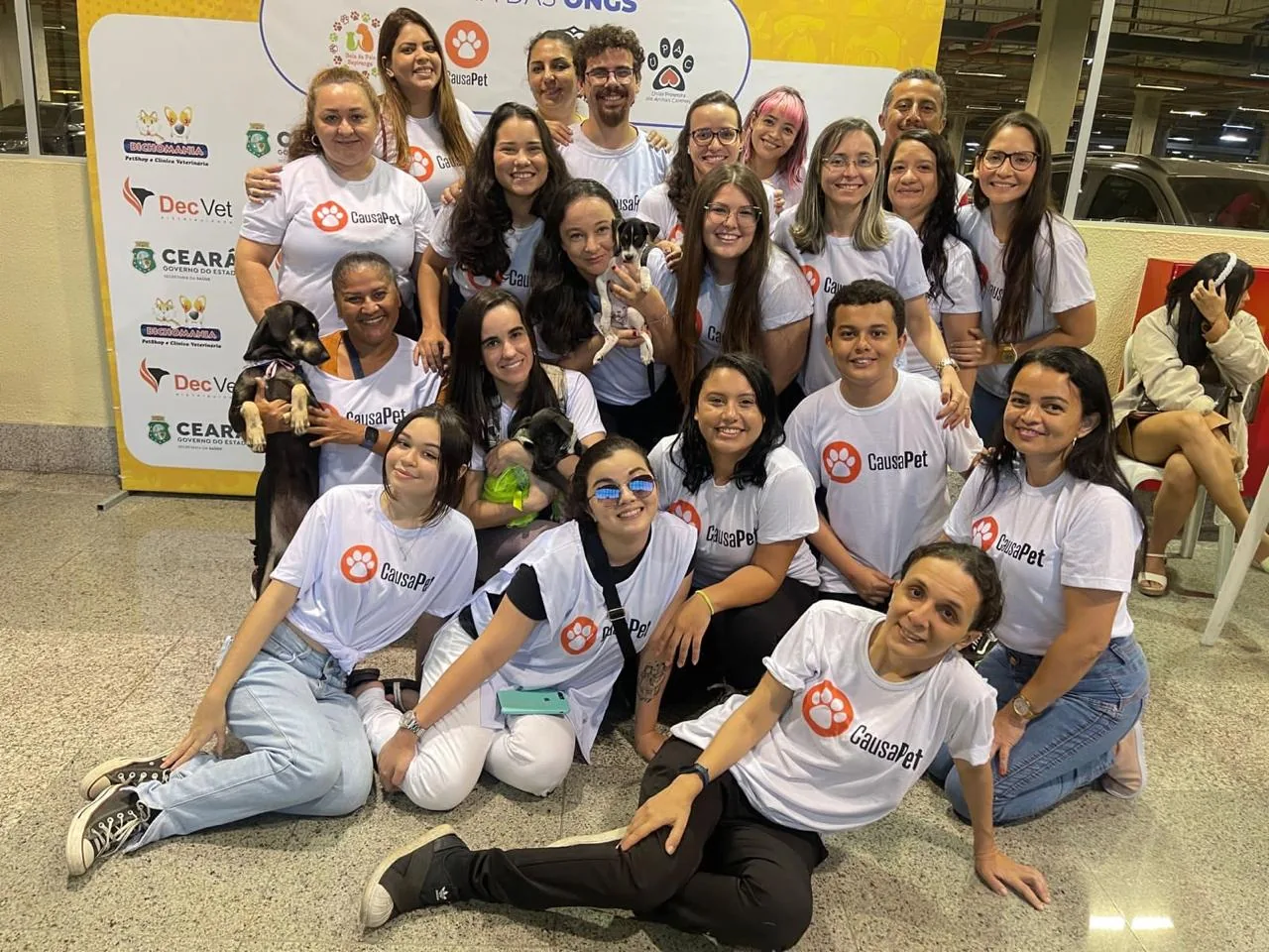Voluntários da Causa Pet com filhotes numa feira de adoção